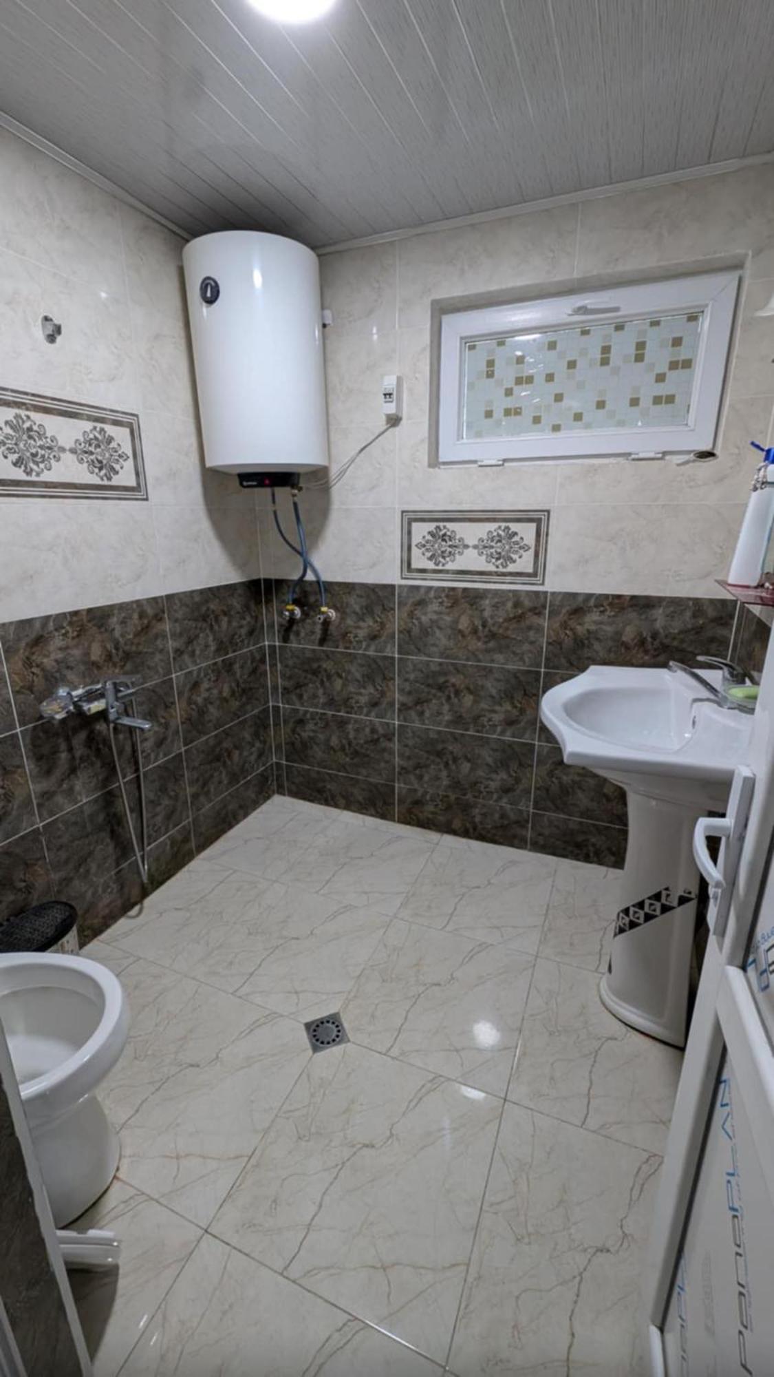 Valodia Guest House In Mestia Bagian luar foto