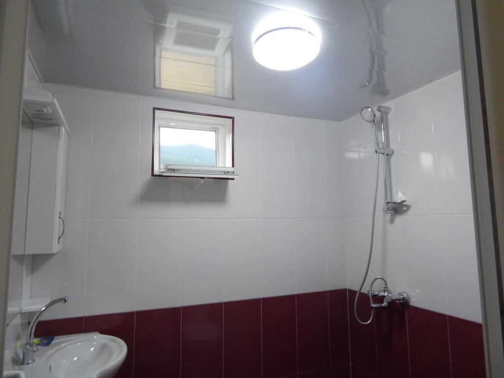Valodia Guest House In Mestia Bagian luar foto