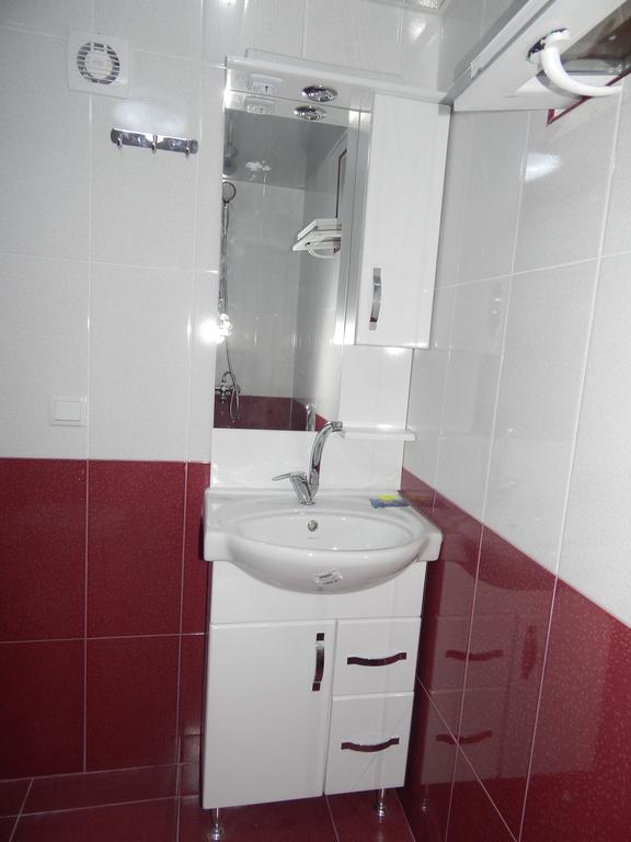 Valodia Guest House In Mestia Bagian luar foto