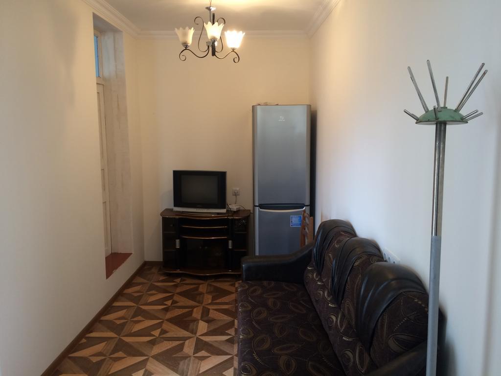 Valodia Guest House In Mestia Bagian luar foto