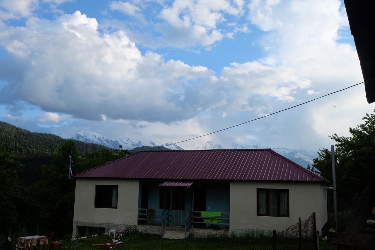 Valodia Guest House In Mestia Bagian luar foto