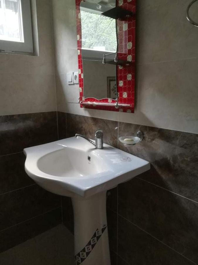 Valodia Guest House In Mestia Bagian luar foto