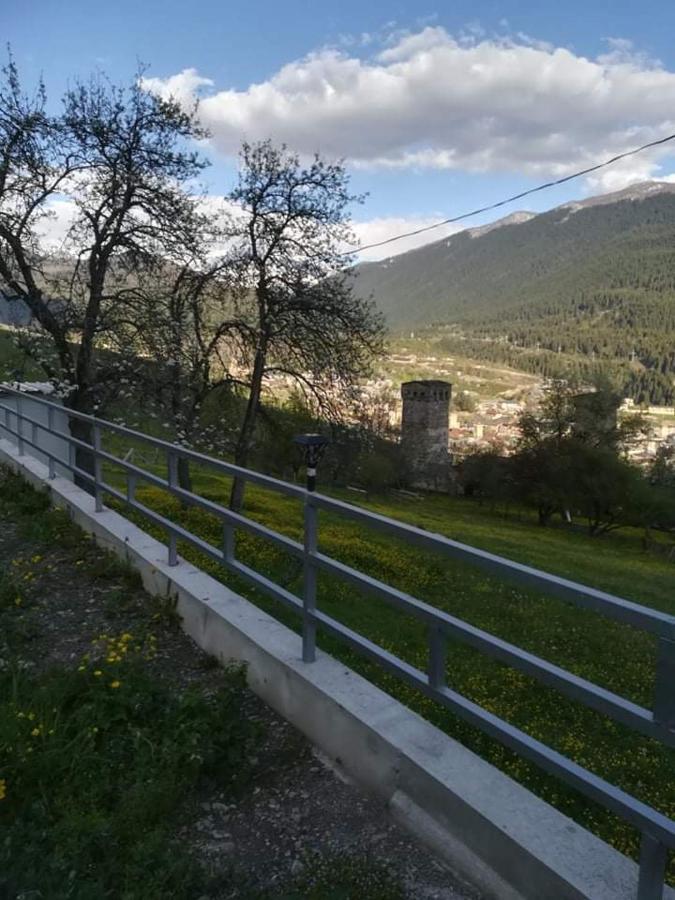 Valodia Guest House In Mestia Bagian luar foto
