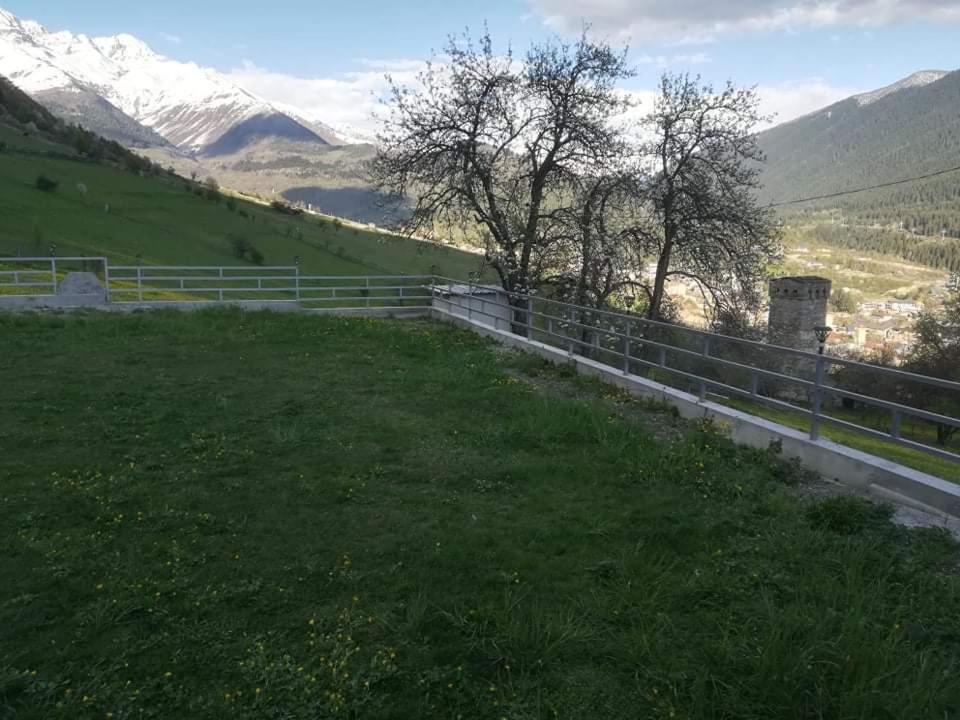 Valodia Guest House In Mestia Bagian luar foto