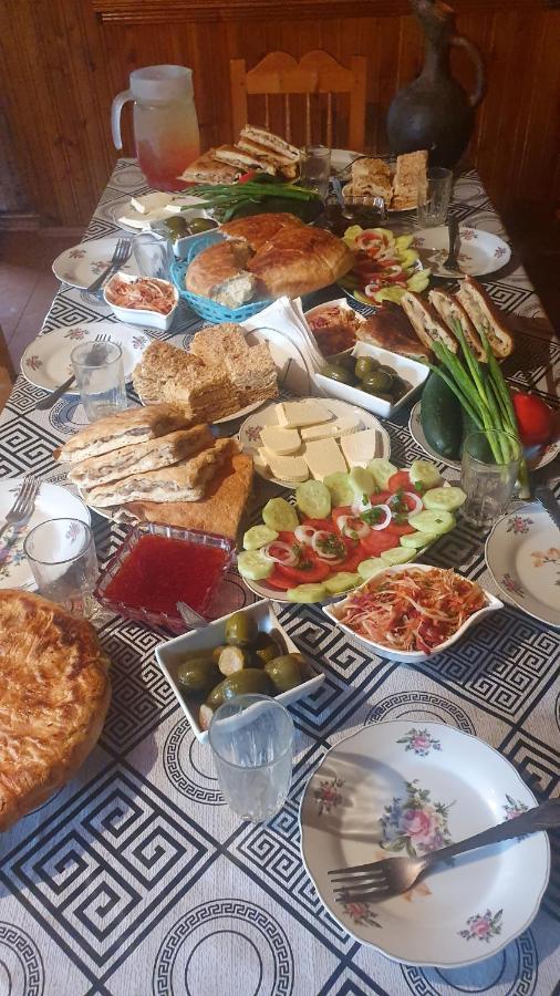 Valodia Guest House In Mestia Bagian luar foto