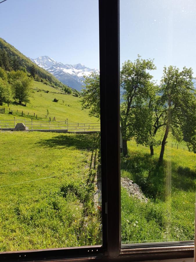 Valodia Guest House In Mestia Bagian luar foto
